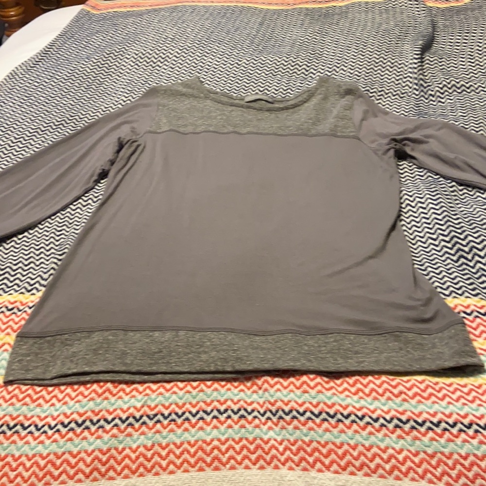 Loveappella gray top